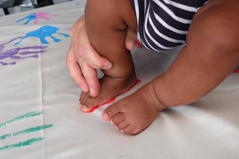 Hand in Hand - Kunstaktion der Offenbache Flüchtlingshilfe